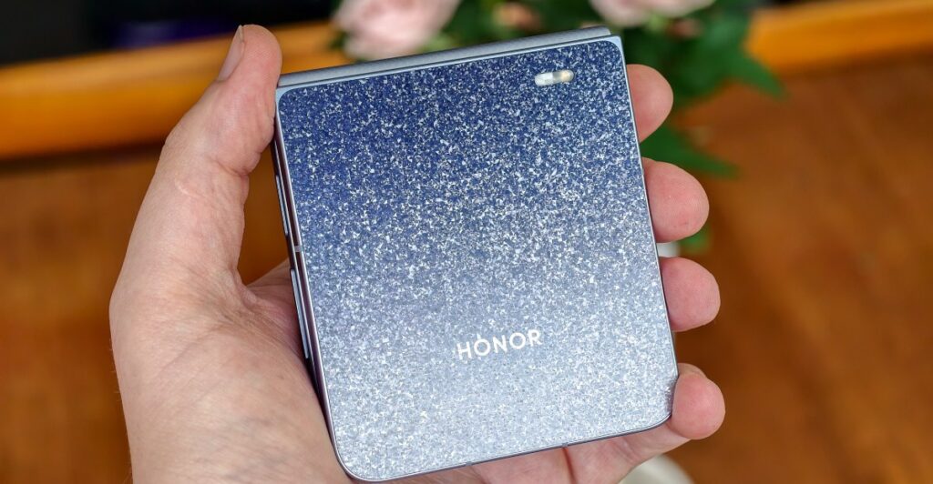 Honor’s new flip phone will go with your Jimmy Choos