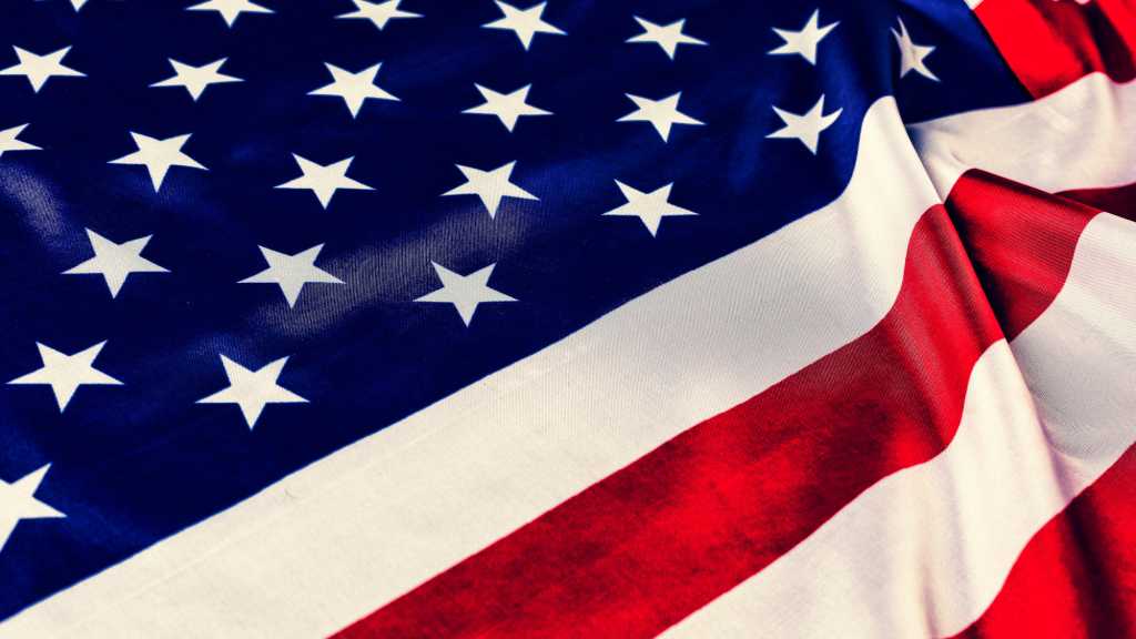 Visiting the USA? Here’s how to prep your tech gadgets for a smooth entry US-Flagge / Fahne der Vereinigten Staaten von Amerika / Sternenbanner