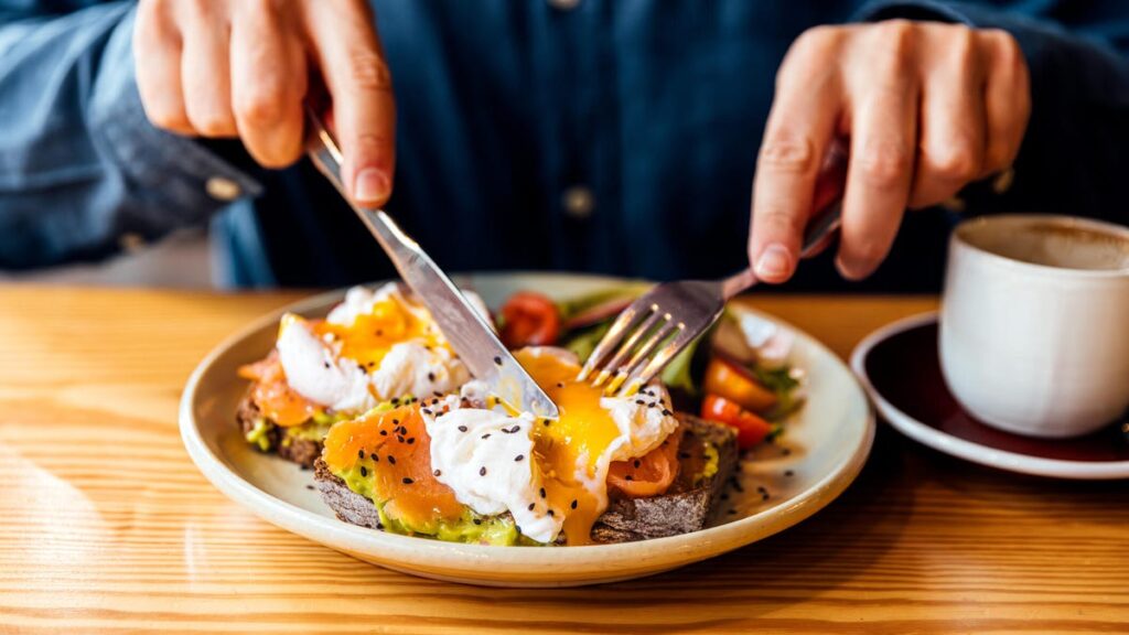 I Found a Way to Make Perfect Poached Eggs in 1 Minute With No Mess