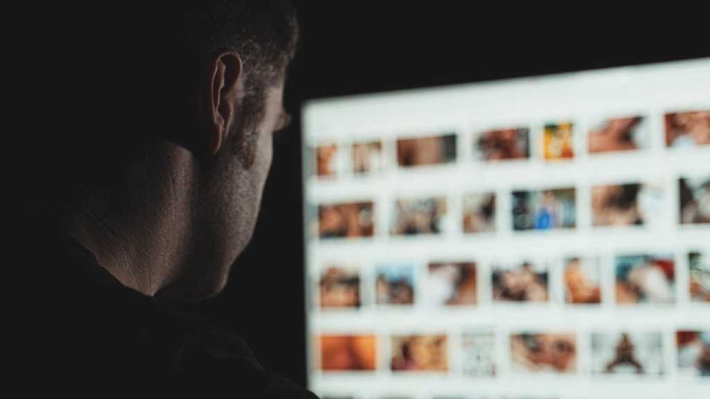New malware waits until you watch porn, then secretly films via webcam Mann schaut Pornos am PC