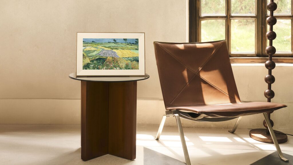 Pexar’s new digital photo frame features a unique wall-light display, and it looks stunning