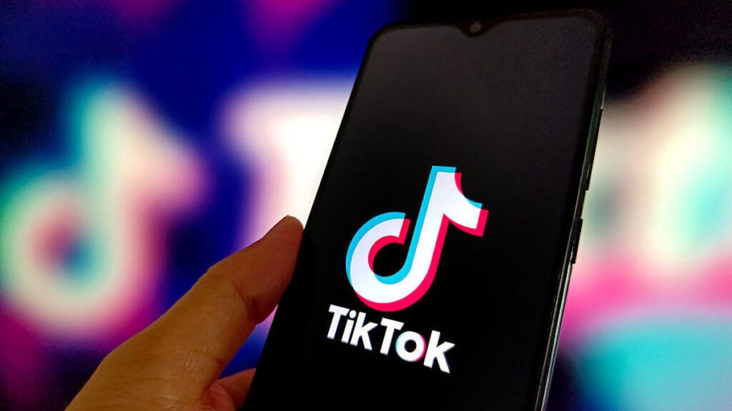 Illustration of TikTok logo on smartphone in front of a colorful background